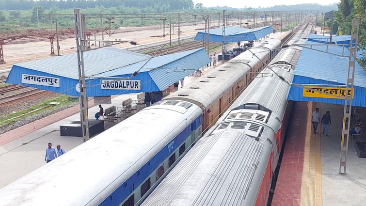 Chhattisgarh Train News Dantewada to Kirandul Passenger Trains remain Canceled for 3 days ANN यात्रीगण कृपया ध्यान दें! दंतेवाड़ा से ... आंगनबाड़ी झूला घर एलकेजी यूकेजी नर्सरी पहली दूसरी तीसरी चौथी पांचवी कक्षा ..  तक 3 दिनों के लिए ट्रेनें रहेंगी रद्द, जानें डीटेल