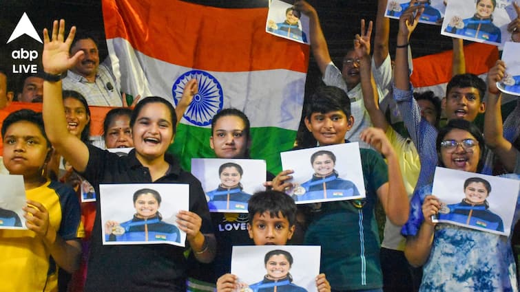 Paris Olympics 2024 10m air pistol mixed team Manu Bhaker Sarabjot Singh reach the bronze medal round