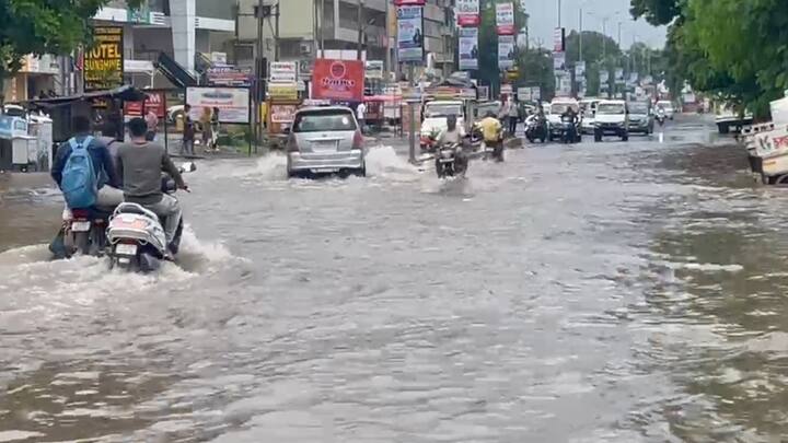 મહીસાગર જિલ્લામાં ધોધમાર વરસાદ વરસી રહ્યો છે. જિલ્લાના લુણાવાડામાં બે કલાકમાં ચાર ઈંચ વરસાદ વરસ્યો હતો. સંતારામપુર તાલુકામાં ત્રણ ઈંચ,કડાણા તાલુકામાં બે ઈંચ તો બાલાસિનોર અને વીરપુર તાલુકામાં એક એક ઈંચ વરસાદ વરસ્યો હતો.