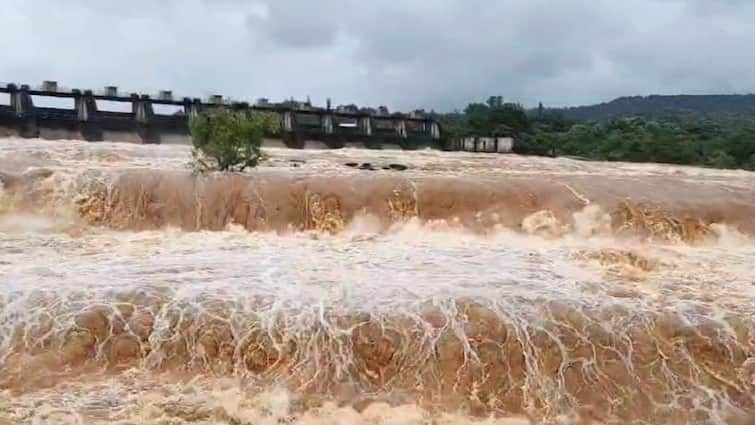 Pune Rain Update water discharge increase from Khadakwasla and Panshet dam Bhide bridge under water due to Heavy Rain Maharashtra Marathi News Pune Rain : पुण्यातील धरण पाणलोट क्षेत्रात पुन्हा पावसाचे थैमान, खडकवासलातून विसर्ग वाढवला, भिडे पूल पाण्याखाली