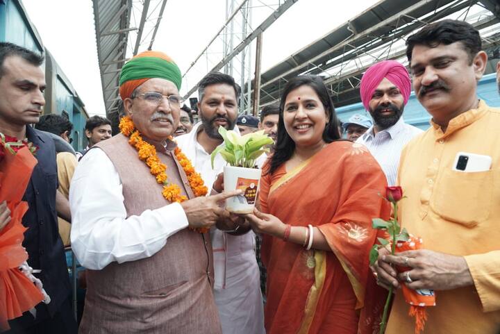 यह अभियान उन्होंने जारी रखा है. एक आकंड़े के अनुसार अभी तक केंद्रीय मंत्रियों मनोहरलाल खट्टर, जयंत चौधरी, अर्जुन राम मेघवाल, शिवराज सिंह चौहान, गजेंद्र सिंह शेखावत और भाजपा के राष्ट्रीय महामंत्री दुष्यंत गौतम को एक पौधा देकर स्वागत किया है.