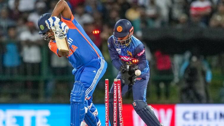 Sanju Samson bowled on golden duck in IND vs SL 2nd T20I fans got angry watch reactions India vs Sri Lanka IND vs SL: 'गोल्डन डक' पर बोल्ड होना संजू सैमसन को पड़ा भारी, फैंस ने लगा दी क्लास; देखें रिएक्शन