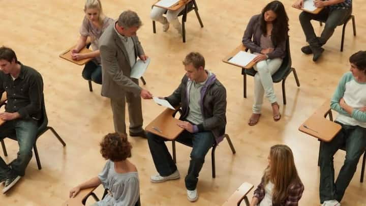 कोई भी व्यक्ति अच्छी नौकरी पाने के लिए या अपने करियर में आगे बढ़ने के लिए पढ़ाई करता है और परीक्षाओं को पास करके आगे बढ़ता है. बिना परीक्षा के आगे बढ़ने के बारे में कोई सोच भी नहीं सकता, लेकिन क्या आप यह बता सकते हैं कि आखिर इस परीक्षा की शुरुआत कहां से हुई होगी?