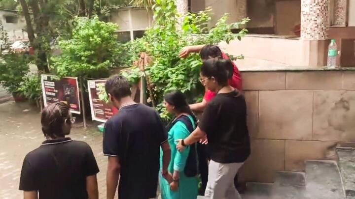 बांसुरी स्वराज का ये भी कहना था कि हफ्ते भर से भी ज्यादा से जनता, विधायक दुर्गेश पाठक से नाली की सफाई की मांग कर रही थी, लेकिन उन्होंने जनता की नहीं सुनी. अभी भी ढाई फीट से ज्यादा पानी जमा हुआ है. यही पानी जाकर बेसमेंट में भरा है.