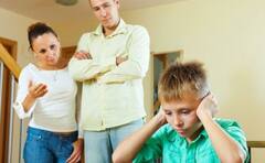 Parenting Tips: માતાપિતાએ બાળકો સામે ક્યારેય ના કરવી આ વાતો, નહી તો ઘટી જાય છે તેમનો આત્મવિશ્વાસ