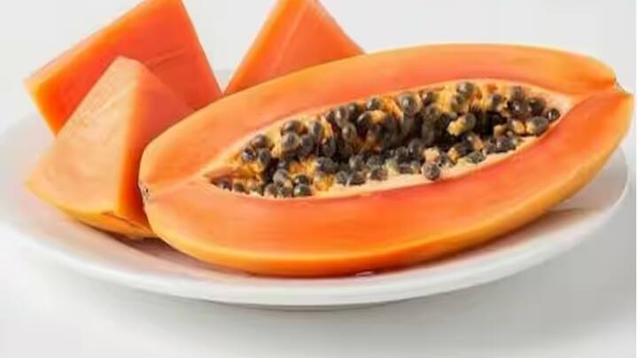 પપૈયું એક એવું ફળ છે જે પેટ સંબંધિત અનેક સમસ્યાઓને દૂર કરી શકે છે. એટલું જ નહીં, તેને ખાવાથી રોગપ્રતિકારક શક્તિ મજબૂત થાય છે. પપૈયું અનેક ગુણોથી ભરપૂર છે. દરેક વ્યક્તિએ તેના 5 ફાયદા જાણવા જોઈએ.