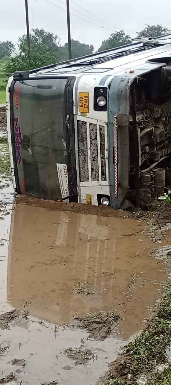 પ્રાથમિક માહિતી અનુસાર, લાલસર ચોકડી પાસે સામેથી આવતી એક રિક્ષાએ અચાનક યુટર્ન લેતાં, એસ.ટી. બસના ચાલકે સ્ટીયરિંગ પરથી કાબૂ ગુમાવ્યો હતો. આ કારણે બસ રસ્તાની બાજુના ખેતરમાં ઉતરી ગઈ અને પલટી મારી ગઈ હતી.