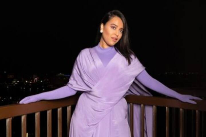 स्वरा भास्कर कि ये पर्पल कलर की ड्रेस भी आपके ऊपर खूब जचेगी. इस ड्रेस के साथ आप ओपन हेयर स्टाइल रख सकती हैं.