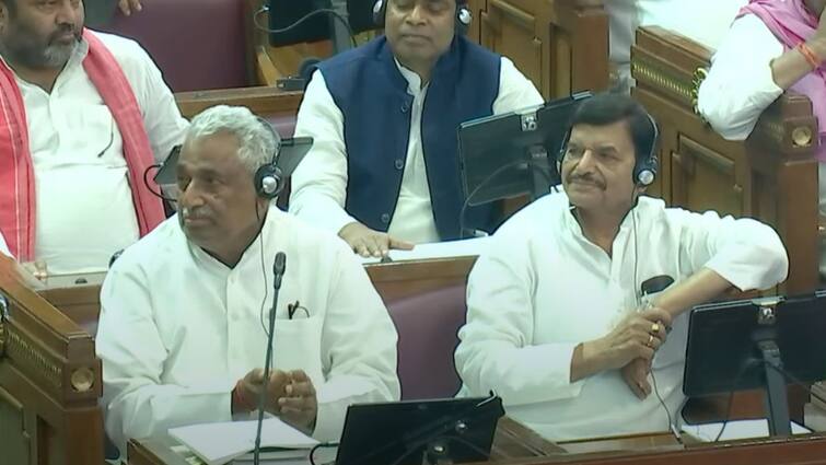 UP Assembly Monsoon Session Samajwadi Party Shivpal Singh Yadav and Mata Prasad Pandey together See Photo UP Assembly Session 2024: चुनाव के बाद यूपी में विधानसभा का पहला सत्र, पहले दिन ही दिखी ये तस्वीर