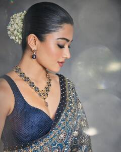 केसांमध्ये गुलाब, हिरवी साडी... रश्मिका मंदान्नाच्या देसी लूकने वेधलं लक्ष!