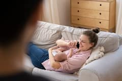 Parenting Tips: बच्चों को गोद में उठाने से पहले इन बातों का जरूर रखें ध्यान, वरना हो सकता है नुकसान