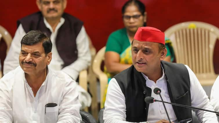 Akhilesh Yadav did not make uncle Shivpal Yadav star campaigner in jammu kashmir election UP Politics: चाचा शिवपाल यादव सपा के 'स्टार' नहीं, 7 सांसदों को जगह, लिस्ट में ये नाम शामिल