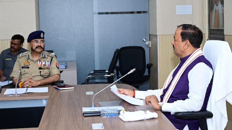 Uttar Pradesh Politics Deputy Chief Minister Keshav Prasad Maurya held a meeting with the DGP prashant kumar उत्तर प्रदेश के उप मुख्यमंत्री केशव प्रसाद मौर्य ने डीजीपी के साथ की बैठक, इस मुद्दे पर दिए निर्देश