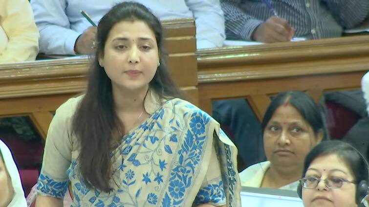UP mla ragini sonkar questions brajesh pathak and showed picuters of medical college रागिनी सोनकर ने ब्रजेश पाठक पर उठाए सवाल, सदन में लहराईं ये तस्वीरें