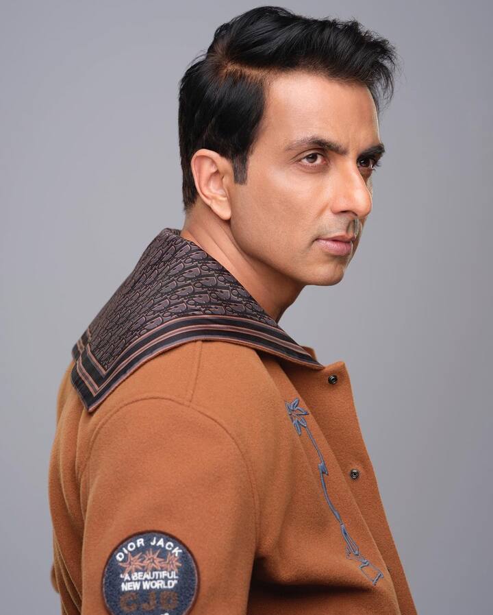 बात करें सोनू सूद की फीस की तो एक्टर एक फिल्म के लिए करीब 2-3 करोड़ रुपए की फीस वसूलते हैं.