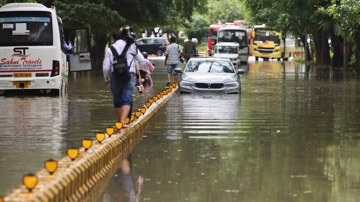 Delhi Weather Update: मौसम विभाग (IMD) के अलर्ट के बावजूद रविवार को राष्ट्रीय राजधानी में बारिश नहीं हुई. सोमवार को दिल्ली के आसमान में दिनभर बादल छाए रहेंगे. देर शाम तक हल्की बारिश उम्मीद है.