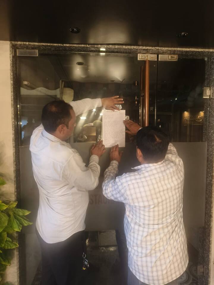 AMCના આરોગ્ય વિભાગે ઝડપી કાર્યવાહી કરતાં રેસ્ટોરન્ટને સીલ કરી દીધી છે.