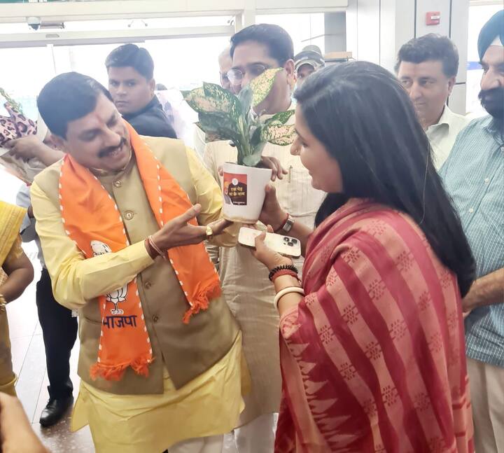 एक पौधा देकर स्वागत करने में बहुत अच्छा लगता है. राजस्थान में भाजपा की प्रदेश कार्यसमिति की बैठक में मेयर सौम्या ने बड़ी संख्या में लोगों को पौधे दिए थे.