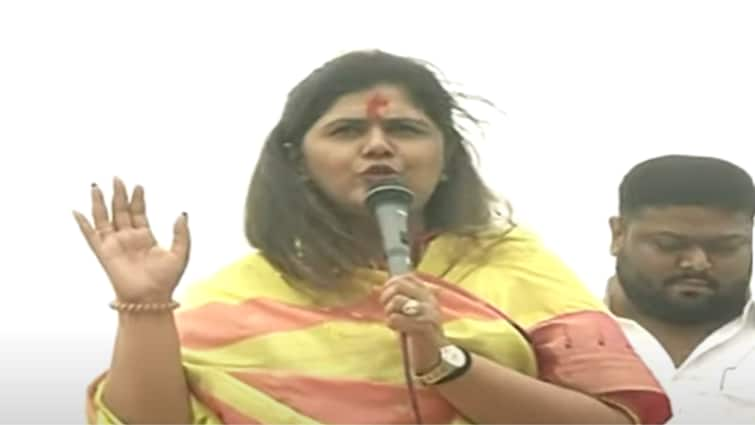 BJP MLA Pankaja Munde in beed after win in vidhan parishad Election 2024 Pankaja Munde: आमदारकी मिळाल्यानंतर पंकजा मुंडेंचं भगवानगडावर भव्य स्वागत, पेढ्यांनी तुला, पंकजा म्हणाल्या, या प्रेमाला कोणत्याही जातीधर्माची किनार नाही