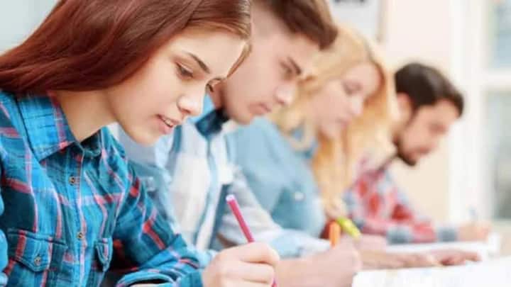 दी इंपीरियल एग्जामिनेशन के जरिए चीन सरकार में अफसर की पोस्ट पर काम करने के लिए लोगों का सिलेक्शन होता था. चीन के बाद इंग्लैंड ने भी परीक्षा की शुरुआत कर दी. इंग्लैंड ने साल 1806 में सिविल सर्विस एग्जाम की शुरुआत की.