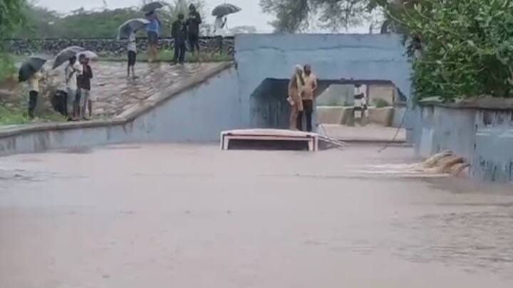 હમીરગઢ પાસે અંડરબ્રિજમાં પાણીમાં બસ ગરકાવ થઇ હતી. સાબરકાંઠાના પ્રાંતિજમાં બે કલાકમાં પાંચ ઈંચ વરસાદ વરસ્યો હતો. હિંમતનગરમાં રેલવે અંડરબ્રિજના પાણીમાં એસટી બસ ગરકાવ થઇ હતી. જોકે તેમાં કોઇ જાનહાનિ થઇ નહોતી. સ્થાનિકોની મદદથી ડ્રાઈવર અને કંડક્ટરનો બચાવ થયો હતો.