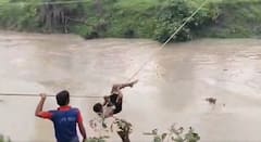 'हे ईश्वर हमें बचाना...' रस्सियों के सहारे नदी पार कर रहे ग्रामीण, मिथक के चलते यहां नहीं आते CM