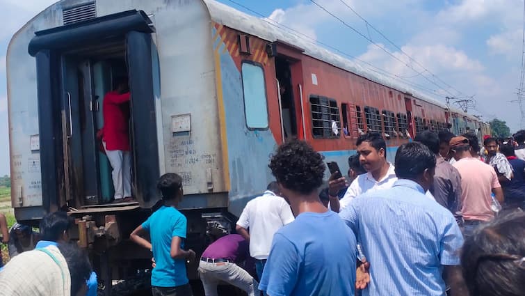 Bihar Sampark Kranti Express train Coach got separated from the engine in Samastipur ann Bihar News: दो हिस्सों में बंटी बिहार संपर्क क्रांति एक्सप्रेस, एक डिब्बा लेकर आगे बढ़ी ट्रेन, बड़ा हादसा टला