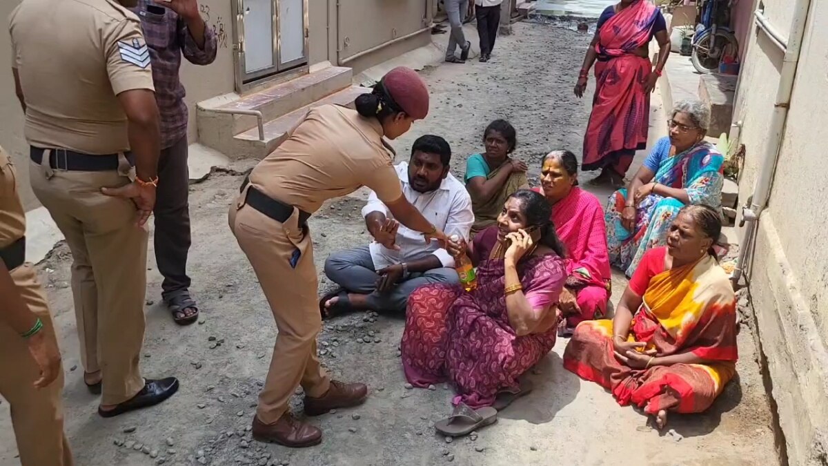 காஞ்சிபுரம் மாநகராட்சியில் மீண்டும் பரபரப்பு... பெட்ரோல் கேனுடன் பெண் கவுன்சிலர் போராட்டம்.. என்ன பிரச்சனை ?