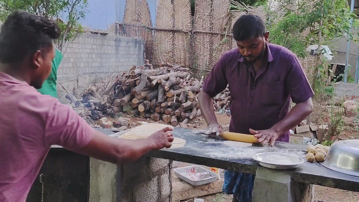 என்னது 32 பரோட்டாவா?..  பணமெல்லாம் தர வேண்டாம்- பந்தயத்துக்கு ரெடியா?