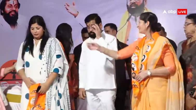 wife of encounter specialist pradeep sharma to join ekanth shinde led shivsena एनकाउंटर स्पेशलिस्ट प्रदीप शर्मा की पत्नी और बेटी शिंदे गुट में शामिल, लड़ेंगी चुनाव?