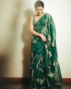 Rashmika Mandanna : రెట్రో లుక్​లో రష్మిక మందన్నా.. పచ్చని చీరలో, ఎర్ర గులాబీలతో క్యూట్​గా ఉంది కదూ