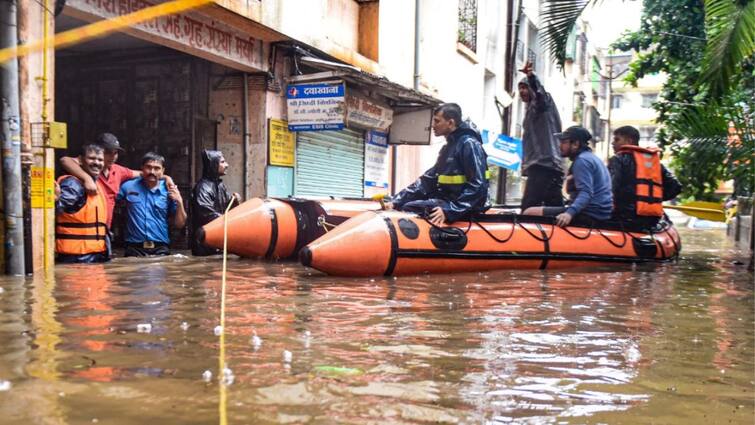 Pune Flood Update Surprised by action taken against Municipal Assistant Commissioner Sandeep Khalate who did relief work in flood water Maharashtra Marathi News Pune Flood : पुण्यात कमरे इतक्या पाण्यात उतरुन काम, शाबासकी ऐवजी निलंबन, संदीप खलाटेंवरील कारवाईने आश्चर्य!