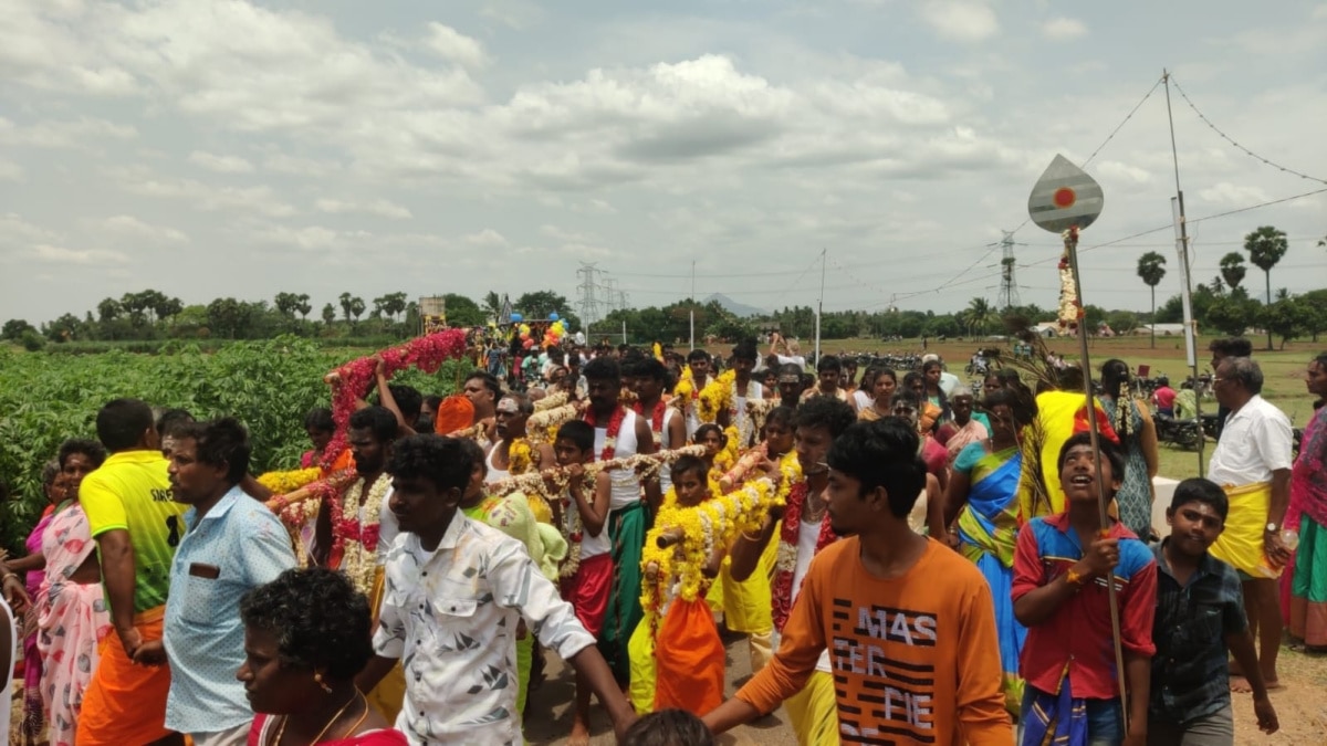 ஆடி கிருத்திகை...  முருகனுக்கு அரோகரா... அந்தரத்தில் தொங்கியபடி முருக பக்தர்கள் நேர்த்திக்கடன்