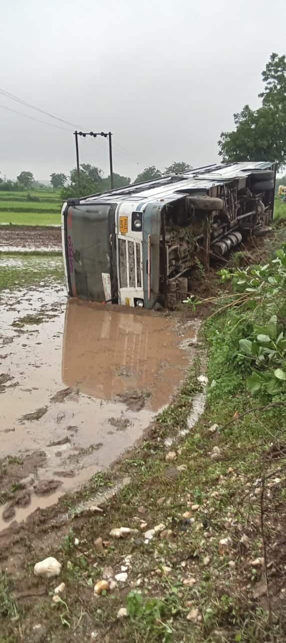 એસ.ટી. ડેપો મેનેજરના જણાવ્યા પ્રમાણે, બસમાં કુલ સાત વ્યક્તિઓ હતી. પાંચ મુસાફરો, એક ડ્રાઈવર અને એક કંડક્ટર.