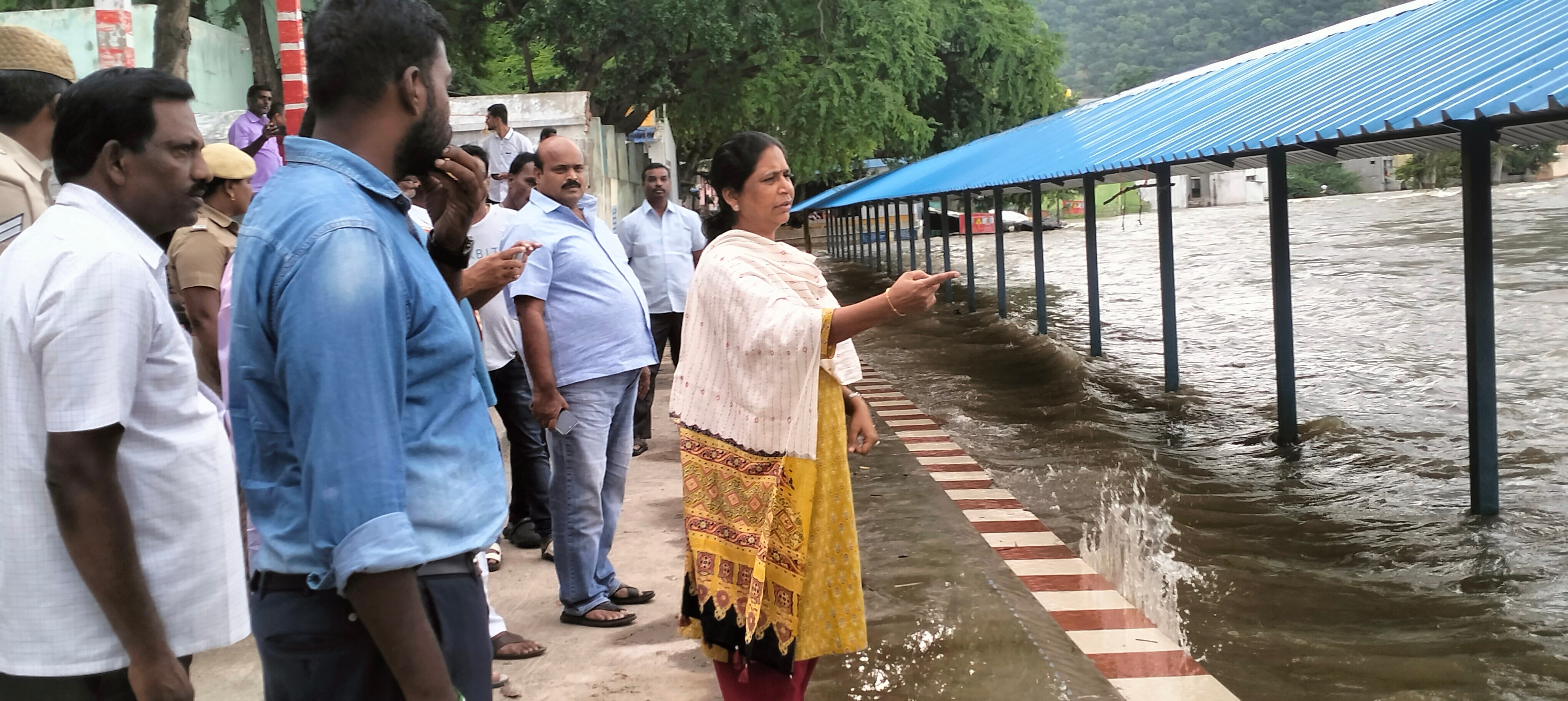 காவிரியில் அதிகரிக்கும் நீரால் வெள்ள அபாய எச்சரிக்கை; ஒகேனக்கல்லில் அவசரகால நிவாரண முகாமை பார்வையிட்ட ஆட்சியர்