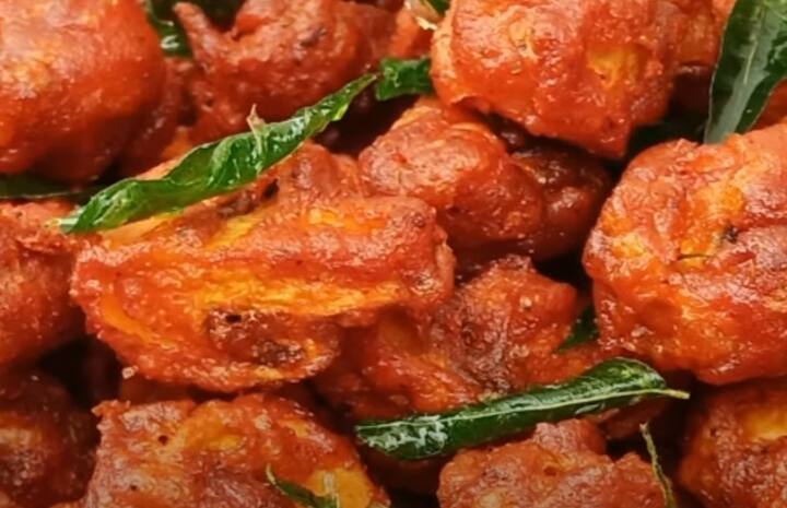 செய்முறை: ஒரு பாத்திரத்தில் மஷ்ரூமை நறுக்கி சேர்த்துக் கொள்ளவும். அடுத்தது நறுக்கிய வெங்காயம், இஞ்சி, பூண்டு, பச்சை மிளகாய்,கொத்தமல்லி புதினா அனைத்தையும் சேர்த்துக் கொள்ளவும்.