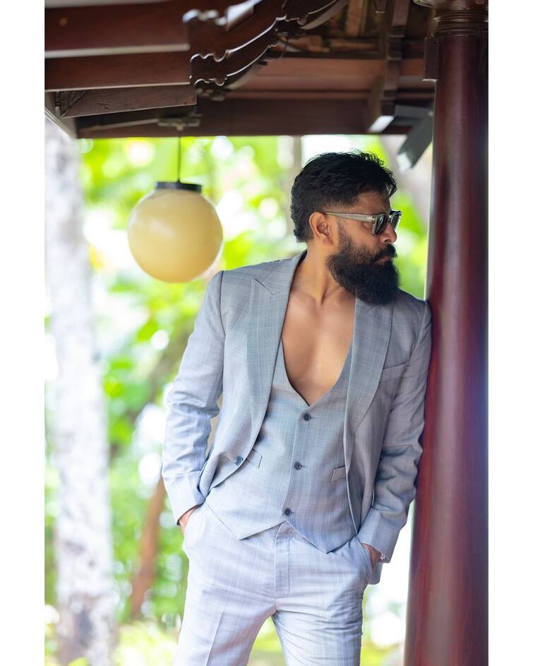 Vikram Photos : கோட் சூட்டில் கலக்கும் நடிகர் விக்ரமின் லேட்டஸ்ட் க்ளிக்ஸ்!