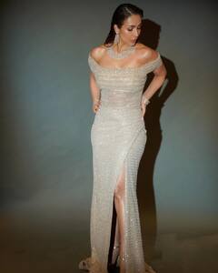 स्टायलिश ब्लाउज, काळा सुंदर लेहेंगा, ५० वर्षांच्या मलायका अरोराने रॅम्पवर धुमाकूळ घातला!