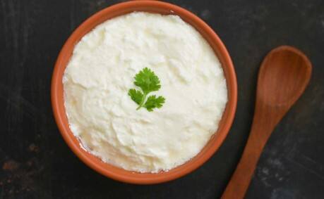 દહીંમાં પ્રોટીન, કેલ્શિયમ, રિબોફ્લેવિન, વિટામિન B6 અને B12 જેવા પોષક તત્વો મળી આવે છે, જે શરીરને અનેક ગંભીર બીમારીઓથી બચાવવામાં મદદ કરે છે.