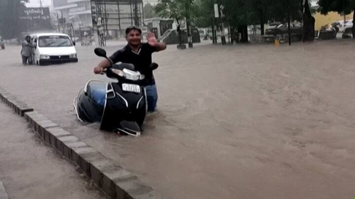 મહેસાણામાં અનેક વિસ્તારમાં પાણી ભરાયા હતા. મોઢેરા ચોકડીથી દિવ્યાસણ તરફ જવાના રસ્તા પર પાણી ભરાયા હતા. માર્ગ પર પાણી ભરાતા અનેક વાહનો બંધ થયા હતા.મહેસાણામાં નીચાણવાળા વિસ્તારોમાં પાણી ભરાઇ ગયા હતા. ગોપીનાળા અને ભમ્મરીયા નાળામાં પાણી ભરાઇ જતા વાહનચાલકો મુશ્કેલીમાં મુકાઇ ગયા હતા. મહેસાણામાં સ્કૂલે જતા અનેક વિદ્યાર્થીઓ અટવાયા હતા. ભમરીયા નાળામાં પાણી ભરાતા 30 બાળકોનું રેસ્ક્યુ કરવામાં આવ્યું હતું.