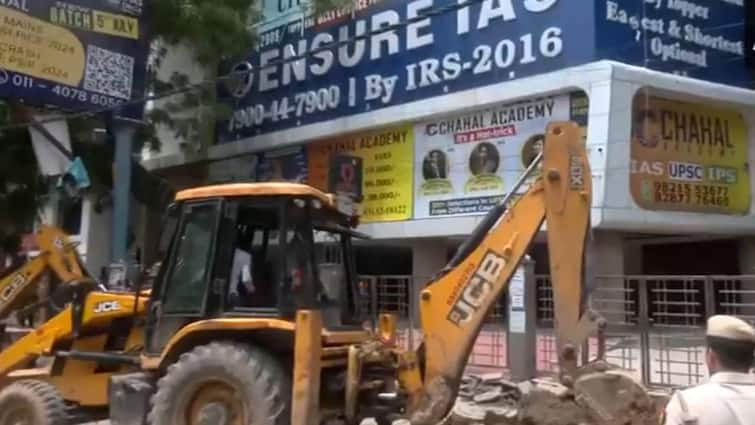 Delhi MCD bulldozer action in Old Rajendra Nagar accident Rao IAS Academy    दिल्ली के IAS कोचिंग हादसे में गिरफ्तारी के बाद अब बुलडोजर एक्शन, MCD ने की ये कार्रवाई