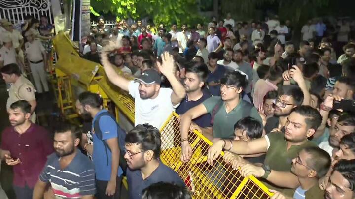 भाजपा सांसद बांसुरी स्वराज का कहना है कि इस हादसे की पूरी जिम्मेदारी अरविंद केजरीवाल और उनकी निकम्मी आम आदमी पार्टी और स्थानीय विधायक दुर्गेश पाठक की है.