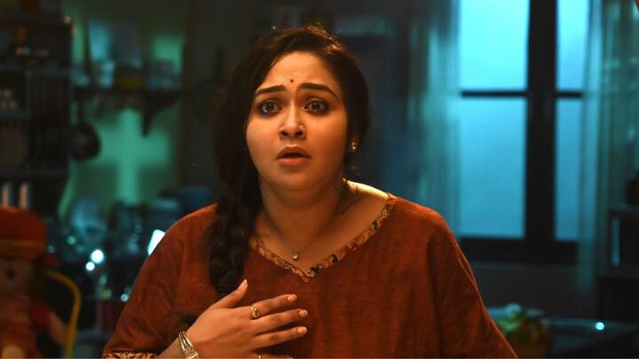 কালার্স বাংলার জনপ্রিয় ধারাবাহিক 'সোহাগ চাঁদ'। একের পর এক চাঞ্চল্যকর মোড় ধারাবাহিকের গল্পে। প্রায় ৬ বছর পর মুখোমুখি সোহাগ ও চাঁদ। মাঝে তাদের সন্তান চরকি! সে কি সত্যিটা জানতে পারবে?