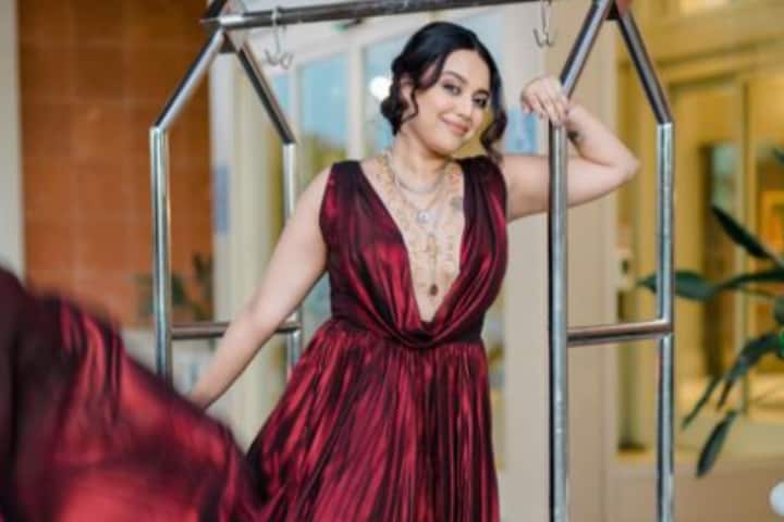 आप स्वरा भास्कर का ये रेड शाइनिंग गाउन भी ट्राई कर सकती हैं. इसमें आप किसी हसीना से कम नहीं लगेगी.