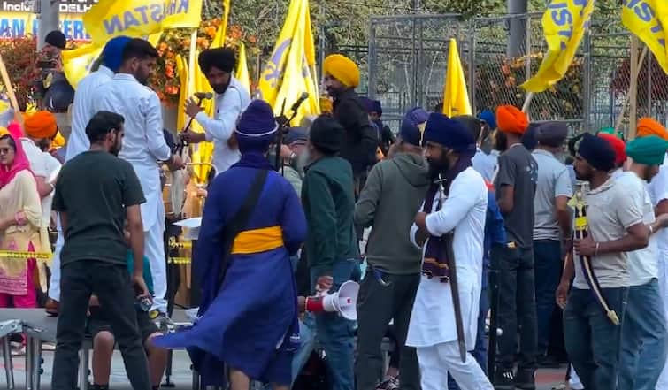 Khalistani supporters raised anti India slogans in Calgary Municipal Plaza canada Hardeep Singh Nijjar family also Participated Canada Anti India Slogans : दिल्ली को खालिस्तान...कनाडा में चरमपंथी उगल रहे जहर, जस्टिन ट्रूडो ने किया भारत को नजरअंदाज, वीडियो वायरल