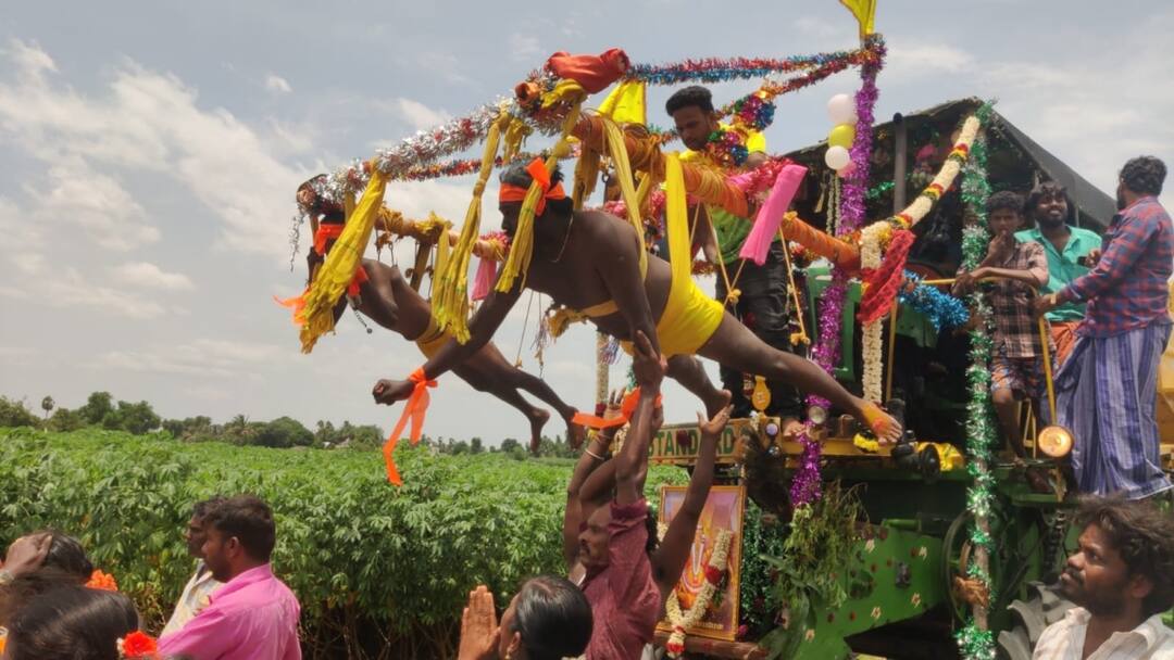 ஆடி கிருத்திகை... முருகனுக்கு அரோகரா... அந்தரத்தில் தொங்கியபடி முருக பக்தர்கள் நேர்த்திக்கடன் Tiruvannamalai aadi kiruthigai devotees stab the back of the unit and pull the chariot to Murugan - TNN ஆடி கிருத்திகை... முருகனுக்கு அரோகரா... அந்தரத்தில் தொங்கியபடி முருக பக்தர்கள் நேர்த்திக்கடன்