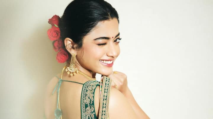 Rashmika Mandanna Latest Photos : రష్మికా మందన్న తన లేటేస్ట్ ఫోటోలను ఇన్​స్టాలో షేర్ చేసింది. గ్రీన్ చీరలో, తలలో ఎర్రని గులాబీలు పెట్టుకుని రెట్రో లుక్​లో అలరించింది.