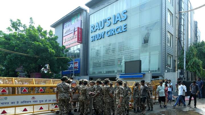 उन्होंने कहा कि दिल्ली के लोग राजेंद्र नगर विधायक दुर्गेश पाठक के व्हाट्सएप पर बार-बार शिकायत कर रहे थे. नल की सफाई की मांग कर रहे थे. उनको वीडियो भी भेजी जा रही थी, लेकिन आप के नेता यहां बेशर्मी से खड़े हैं.