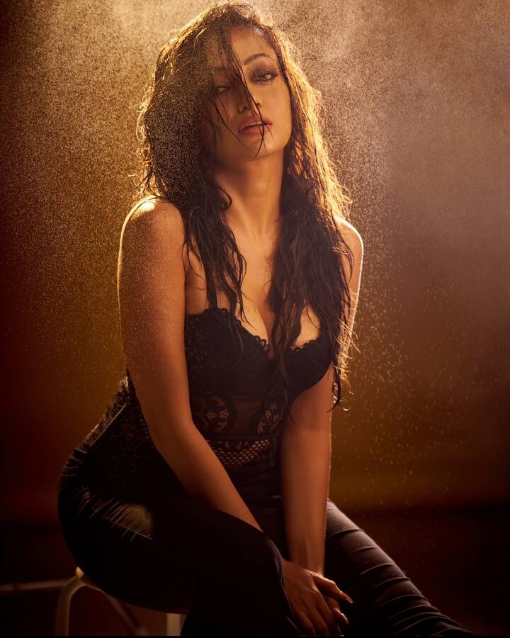 ब्लॅक आऊटफिटमधील मानसीच्या बोल्ड फोटोंची चर्चा सुरु आहे.