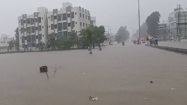 ઉત્તર ગુજરાતમાં ધોધમાર વરસાદ વરસી રહ્યો છે. મહેસાણા, સાબરકાંઠા, અરવલ્લીમાં ધોધમાર વરસાદ વરસી રહ્યો છે. બે કલાકમાં પ્રાંતિજમાં પાંચ ઈંચ વરસાદ નોંધાયો હતો. જ્યારે ભારે વરસાદને પગલે હિંમતનગરમાં ગરનાળામાં એસટી બસ ડૂબી ગઇ હતી.